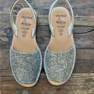 NIB Dorea Menorquinas Silver Glitter Sandals Sz 40/9